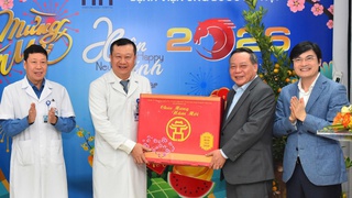 Phó Bí thư Thường trực Thành ủy Nguyễn Văn Phong thăm, tặng quà Bệnh viện Ung Bướu Hà Nội