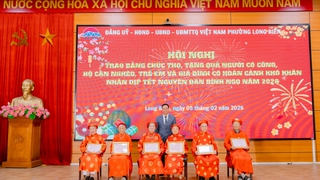 Phường Long Biên trao Bằng chúc thọ, tặng quà người có công dịp Tết Nguyên đán Bính Ngọ 2026