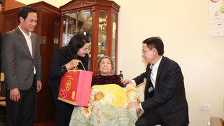 Phó Bí thư Thành ủy Nguyễn Trọng Đông thăm hỏi, tặng quà các gia đình có công xã Phúc Thịnh