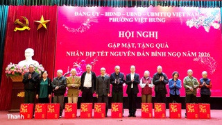 Phường Việt Hưng tặng quà, tri ân người có công dịp Tết Nguyên đán Bính Ngọ 2026