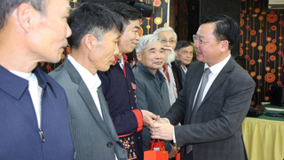 Gặp mặt, tặng quà người có uy tín đồng bào dân tộc thiểu số