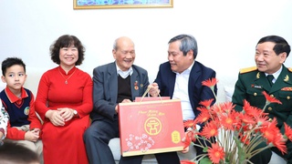 Chủ tịch UBND TP Hà Nội thăm, chúc Tết các gia đình chính sách tại Ba Đình