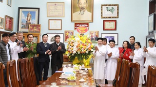 Phó Chủ tịch Thường trực UBND Thành phố Dương Đức Tuấn chúc Tết Họ đạo Cao Đài Thủ đô và Công an phường Tây Hồ