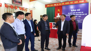 Trưởng ban Nội chính Thành ủy Hà Nội Trần Đình Cảnh kiểm tra công tác chuẩn bị bầu cử tại xã Hồng Vân