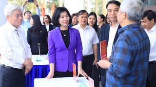 Chủ tịch Ủy ban Bầu cử Thành phố Phùng Thị Hồng Hà kiểm tra công tác chuẩn bị bầu cử tại phường Đại Mỗ