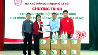 Trao tặng sản phẩm bảo vệ sức khỏe tới Trung tâm Chăm sóc người khuyết tật Hà Nội