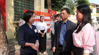 Chủ tịch Ủy ban MTTQ Việt Nam Thành phố Bùi Huyền Mai kiểm tra công tác bầu cử