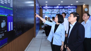 Chủ tịch HĐND Thành phố Phùng Thị Hồng Hà thăm, động viên các lực lượng ứng trực phục vụ công tác bầu cử