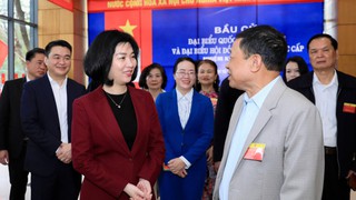 Chủ tịch Ủy ban Bầu cử Thành phố Phùng Thị Hồng Hà kiểm tra công tác bầu cử tại phường Hoàng Mai