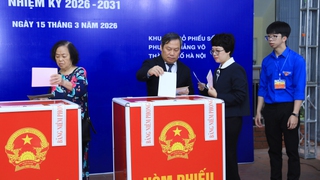 Chủ tịch UBND Thành phố Vũ Đại Thắng bỏ phiếu và kiểm tra công tác bầu cử tại phường Giảng Võ