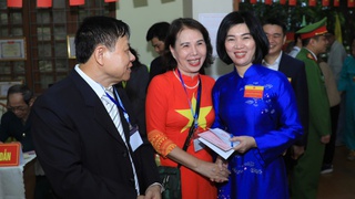 Phó Bí thư Thành ủy Phùng Thị Hồng Hà bỏ phiếu bầu cử tại phường Hà Đông