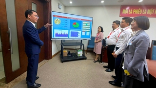 Phó Chủ tịch UBND thành phố Nguyễn Xuân Lưu kiểm tra công tác bầu cử tại phường Ô Chợ Dừa