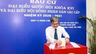 Cử tri phường Hoàn Kiếm nô nức đi bỏ phiếu trong ngày bầu cử