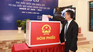 Phó Bí thư Thường trực Thành ủy Nguyễn Trọng Đông dự Lễ khai mạc và bỏ phiếu tại Khu vực bỏ phiếu số 4, xã Phúc Thịnh