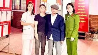 Hai cán bộ phường Phú Diễn kịp thời giúp cụ ông đi lạc đoàn tụ với gia đình trong ngày bầu cử