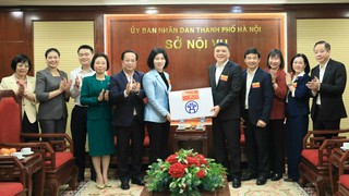 Chủ tịch Ủy ban Bầu cử Thành phố Phùng Thị Hồng Hà thăm, động viên cán bộ làm nhiệm vụ phục vụ bầu cử