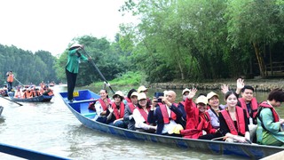 Gần 400 đại biểu tham gia chương trình “Du xuân hữu nghị 2026” tại chùa Hương