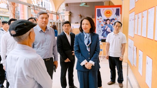 Phó Chủ tịch UBND Thành phố Vũ Thu Hà kiểm tra công tác triển khai kế hoạch bầu cử tại phường Hồng Hà