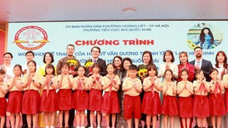 Thần đồng âm nhạc Romania và họa sĩ Văn Dương Thành giao lưu với học sinh Trường Tiểu học Bùi Quốc Khái