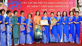 Khen thưởng cho Câu lạc bộ phụ nữ kiên cường Hà Nội đã có thành tích trong công tác xã hội, từ thiện nhân đạo
