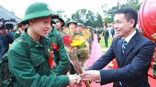 Phó Bí thư Thường trực Thành ủy Nguyễn Trọng Đông động viên tân binh tại điểm giao quân số 1 Ban Chỉ huy PTKV 1 - Sóc Sơn