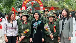 Chủ tịch HĐND Thành phố Phùng Thị Hồng Hà động viên tân binh