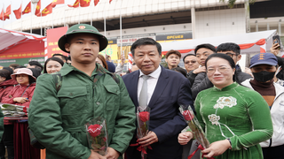 Phó Chủ tịch Thường trực UBND Thành phố Dương Đức Tuấn động viên tân binh lên đường nhập ngũ