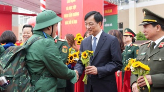 Bí thư Thành ủy Nguyễn Duy Ngọc động viên tân binh tại điểm số 4 Ban chỉ huy phòng thủ khu vực 3 - Hồng Hà