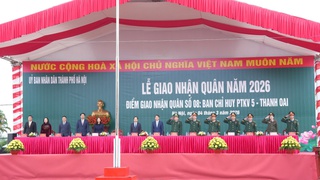 Lãnh đạo thành phố Hà Nội động viên tân binh lên đường nhập ngũ tại Điểm giao - nhận quân số 08