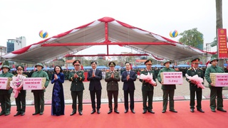 Bí thư Thành ủy Nguyễn Duy Ngọc động viên tân binh lên đường nhập ngũ