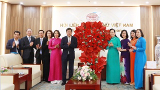 Phó Chủ tịch Thường trực UBND Thành phố Dương Đức Tuấn chúc mừng Trung ương Hội LHPN Việt Nam và Hội LHPN Thành phố