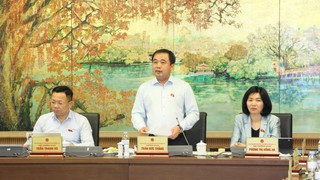 Đoàn ĐBQH thành phố Hà Nội thảo luận tại tổ về tình hình phát triển kinh tế - xã hội