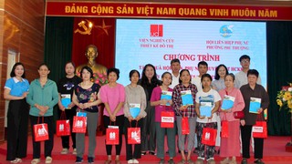 Phường Phú Thượng trao tặng quà cho phụ nữ khuyết tật có hoàn cảnh khó khăn