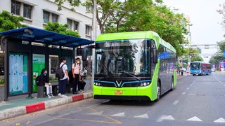Tiếp tục bổ sung thêm xe buýt điện vào các tuyến