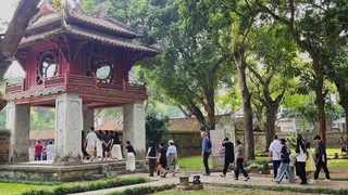 Nhiều di tích lịch sử, văn hóa ở Hà Nội hút khách dịp nghỉ lễ Giỗ Tổ Hùng Vương