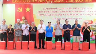 Bí thư Thành ủy Trần Đức Thắng thăm, tặng quà gia đình chính sách, công nhân, người lao động khó khăn phường Kiến Hưng