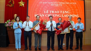 Đồng chí Đinh Mạnh Hùng, Phó Giám đốc Sở Nội vụ được trao tặng Huân chương Lao động hạng Nhì