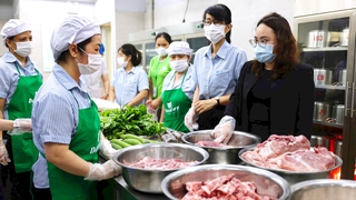 Phường Cửa Nam kiểm tra đột xuất bếp ăn tập thể tại 02 trường học trên địa bàn