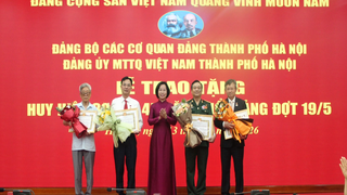 Đảng bộ MTTQ Việt Nam thành phố Hà Nội trao Huy hiệu Đảng đợt 19/5