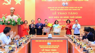 Trao Huy hiệu 30 năm tuổi Đảng cho cán bộ lãnh đạo