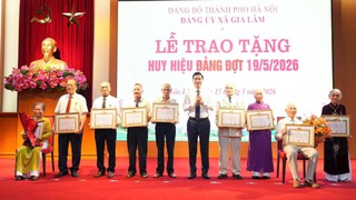 Trao Huy hiệu Đảng đợt 19/5 tặng 53 đảng viên Đảng bộ xã Gia Lâm