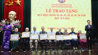 Trưởng ban Tổ chức Thành ủy Vũ Đăng Định trao Huy hiệu Đảng tại phường Hoàn Kiếm