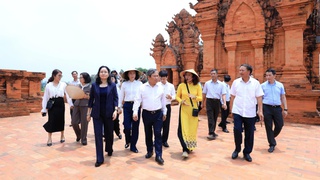 Phát triển du lịch và công nghiệp văn hóa gắn với bảo tồn, phát huy giá trị văn hóa dân tộc