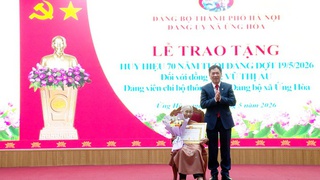 Xã Ứng Hòa trao Huy hiệu Đảng tặng 50 đảng viên