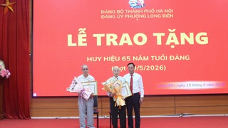 Đảng ủy phường Long Biên tổ chức trao Huy hiệu Đảng đợt 19/5/2026