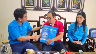 Lãnh đạo Liên đoàn Lao động thành phố Hà Nội thăm hỏi, động viên công nhân bị tai nạn lao động