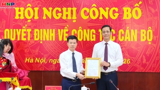Trao quyết định cho Giám đốc Sở Nông nghiệp và Môi trường Hà Nội