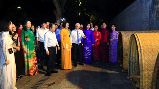 Đoàn Đại biểu dự Hội nghị HĐND toàn quốc trải nghiệm chương trình Tinh hoa Đạo học tại Di tích Quốc gia đặc biệt Văn Miếu - Quốc Tử Giám