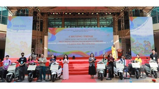 Phường Hai Bà Trưng trao tặng 13 xe máy điện và nhiều phần quà nhân Tháng hành động Vì trẻ em 2026
