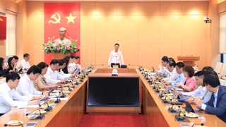 Đại biểu thảo luận tại tổ về các nhóm dự thảo nghị quyết về lĩnh vực kinh tế - ngân sách, văn hóa - xã hội